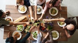 Makanan olahan dan makanan tinggi gula dan lemak tidak sehat dapat menyebabkan berbagai masalah kesehatan, termasuk obesitas, diabetes, dan penyakit jantung.