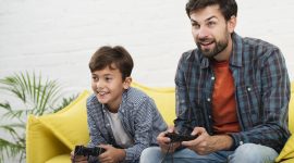 Ilustrasi Anak dan Ayahnya bermain Game Esport , Image by freepik