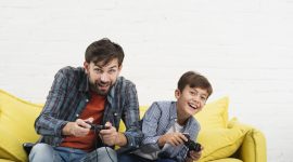 Ilustrasi seorang Ayah mendampingi Anak bermain Game Online, Image by freepik