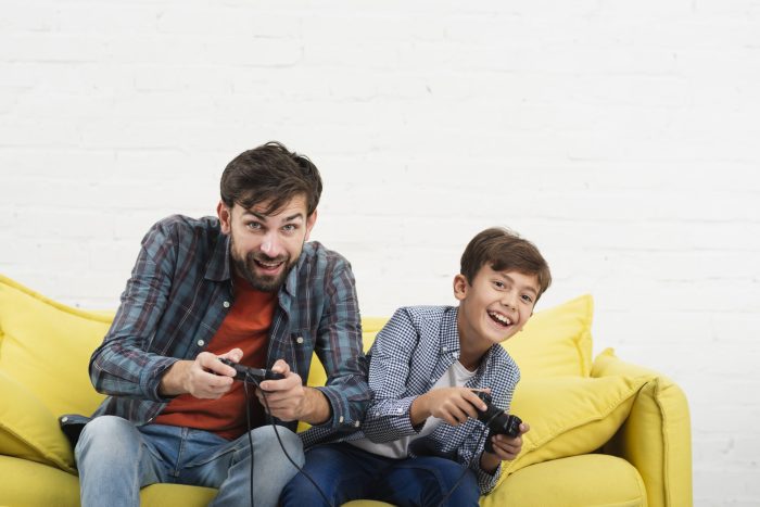 Ilustrasi seorang Ayah mendampingi Anak bermain Game Online, Image by freepik