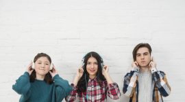 Ilustrasi Remaja mendengarkan musik, membangkitkan energi positif, Image by freepik