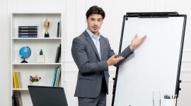 Ilustrasi Seorang Trainer Profesional,
Image by KamranAydinov on Freepik