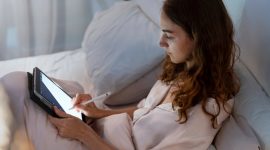 Menulis Jurnal Sebelum Tidur,
Image by freepik