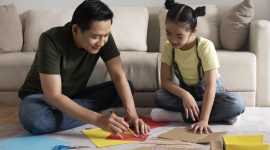 Ilustrasi Orang Tua sedang membantu anak menemukan passion,

Image by freepik