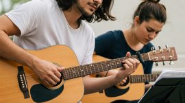 Ilustrasi Dua Seniman yang tumbuh dengan Bakat dan Latihan