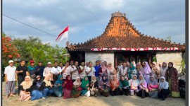 Tim Pengabdian kepada Masyarakat (PKM) dari Universitas Ahmad Dahlan (UAD) dan Universitas Jenderal Achmad Yani Yogyakarta (UNJAYA), Ketua Pimpinan Cabang Muhammadiyah (PCM) Sedayu, Bantul, Kepala Dinas Lingkungan Hidup (DLH) Kabupaten Bantul foto bersama Peserta kelompok Jama’ah Tani Muhammadiyah (JATAM) Sedayu dan Tim Penggerak PKK Kalurahan Argomulyo, Sedayu.