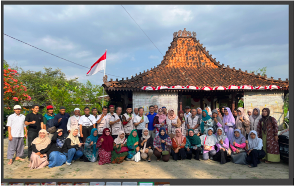 Tim Pengabdian kepada Masyarakat (PKM) dari Universitas Ahmad Dahlan (UAD) dan Universitas Jenderal Achmad Yani Yogyakarta (UNJAYA), Ketua Pimpinan Cabang Muhammadiyah (PCM) Sedayu, Bantul, Kepala Dinas Lingkungan Hidup (DLH) Kabupaten Bantul foto bersama Peserta kelompok Jama’ah Tani Muhammadiyah (JATAM) Sedayu dan Tim Penggerak PKK Kalurahan Argomulyo, Sedayu.