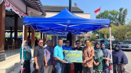 Serah Terima Incinerator Pintar Oleh Ketua LPPM UAD, Prof. Ir. Anton Yudhana, S.T., M.T., Ph.D ke Kalurahan Caturharjo (foto LPPM UAD)